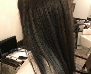 ロングヘアの裾にピンクのフレームカラーを施したキャッチ―なフェミニンスタイル