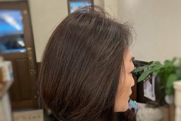 ブルー系のアンダーカラーを入れたロングスタイル