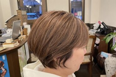 バックにグラデーションが入った大人ショートボブ