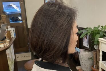 白髪を活かした明るめのグレイジュカラーのショートボブ