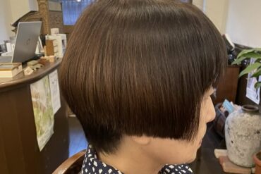 白髪を活かした明るめのグレイジュカラーのショートボブ