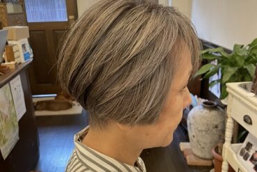 おさまりの良い、ミディアムレングスのボブスタイル