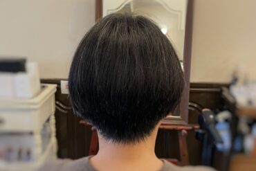 ナチュラルブラウンの大人女性向けショートボブ
