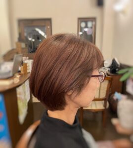 落ち着いたヘアカラーのショートボブスタイル