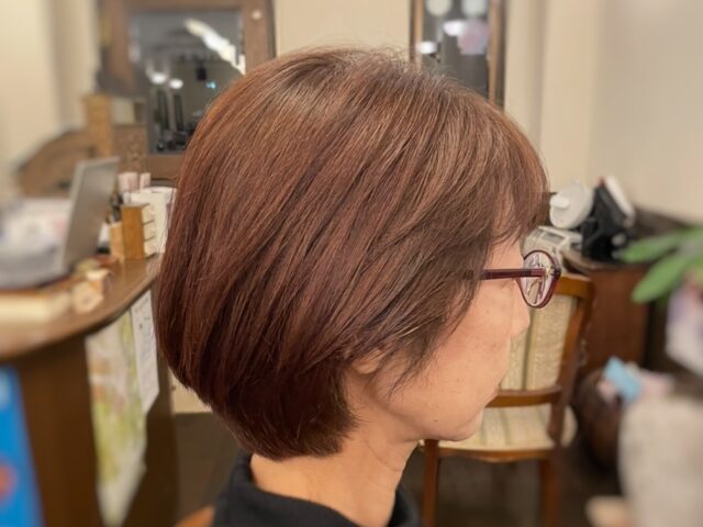落ち着いたヘアカラーのショートボブスタイル